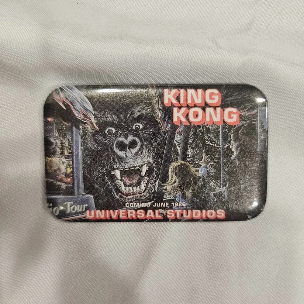1986 UNIVERSAL STUDIOS King Kong Ride Button Islands of Adventure PROMO PIN vtg
